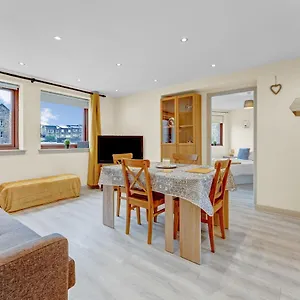  Apartment Modern & Spacious 3 Bedroom In Heart Of - Private Car Park On Site & Stunning Views Of Arthur Seat - Sleeps 10